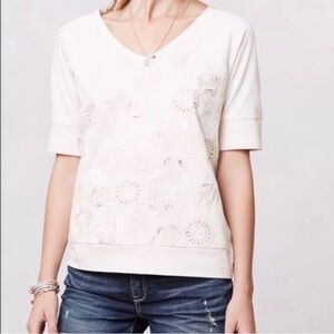 Anthropologie brand Saturday Sunday
Posies Embroidered White V-Neck
Shirt Sz S